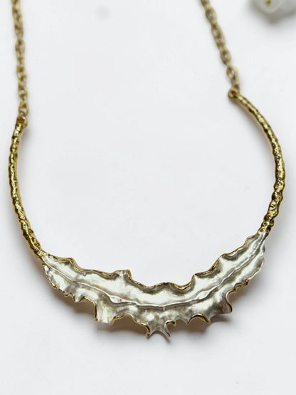 WHITE WAVY PETAL SANTY NECKLACE