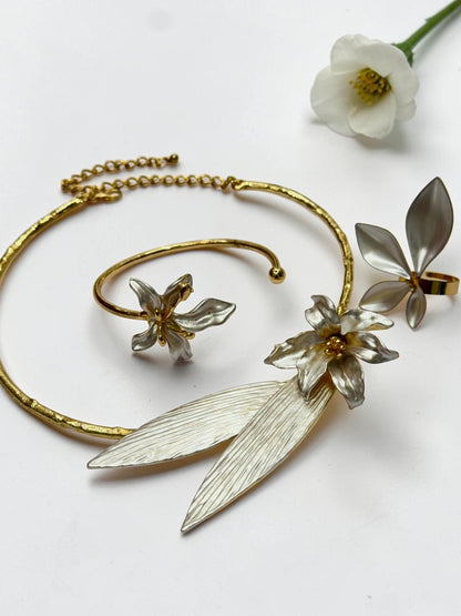 WHITE BLOOM FLORAL TATHYA NECKLACE AND BRACELET (COMBO)