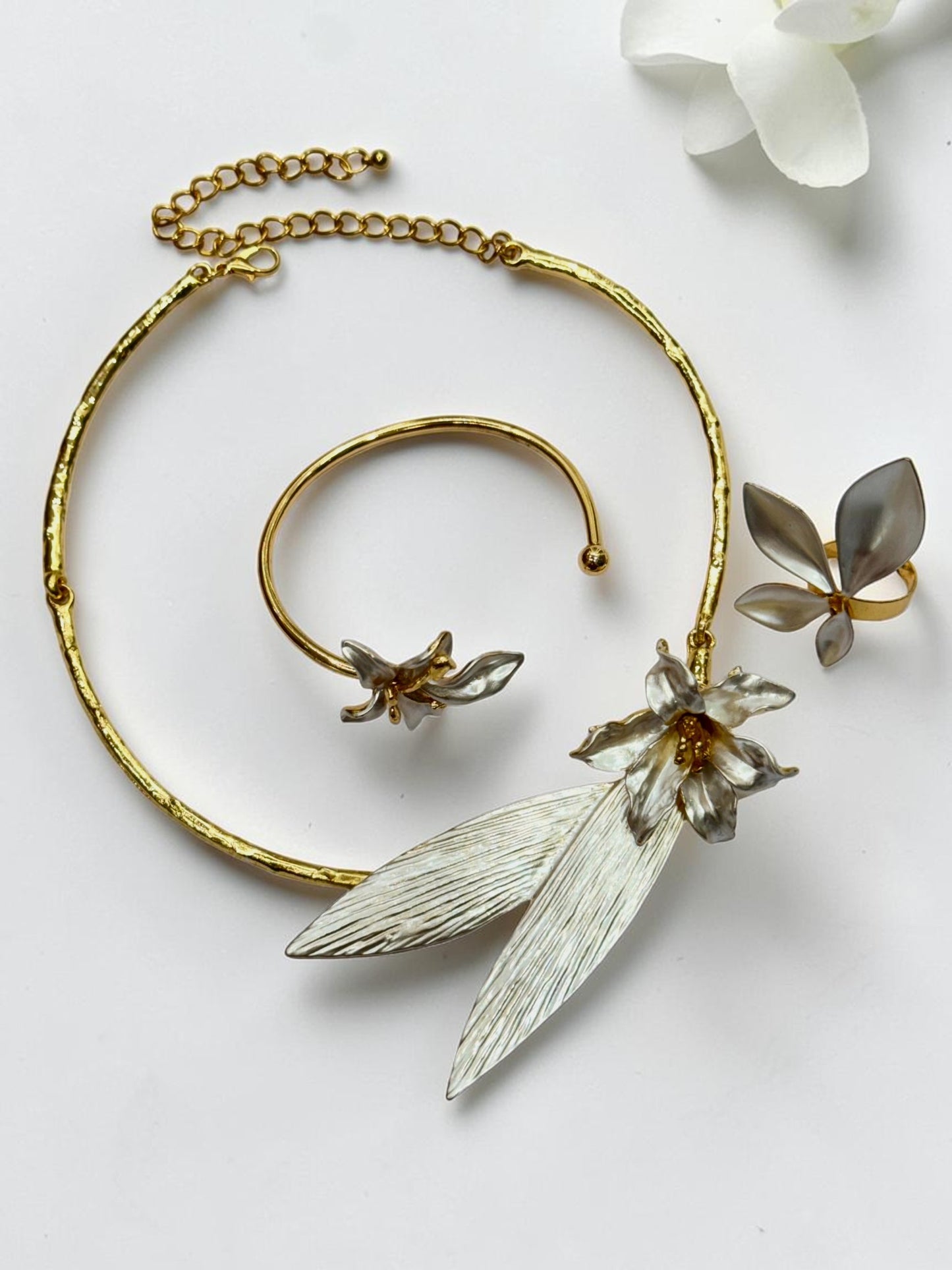 WHITE BLOOM FLORAL TATHYA NECKLACE AND BRACELET (COMBO)