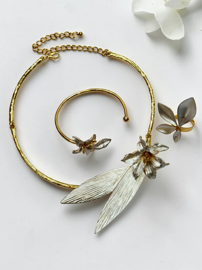 WHITE BLOOM FLORAL TATHYA NECKLACE AND BRACELET (COMBO)