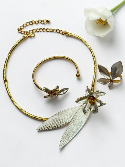 WHITE BLOOM FLORAL TATHYA NECKLACE AND BRACELET (COMBO)