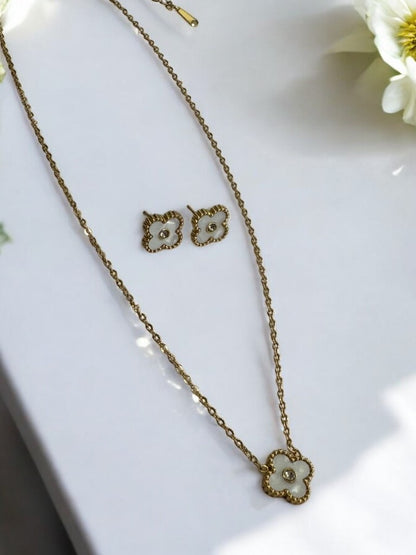 GOLDEN CHAIN WITH WHITE CLOVER IN SHINY DIAMOND PENDENT AND STUD EARRINGS