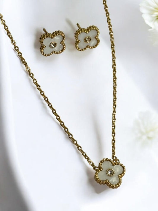 GOLDEN CHAIN WITH WHITE CLOVER IN SHINY DIAMOND PENDENT AND STUD EARRINGS