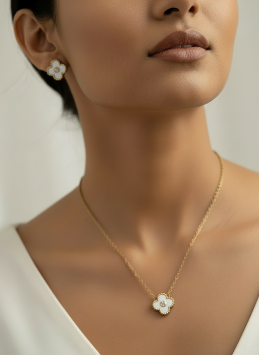 DIAMOND WHITE CLOVER CARTER NECKLACE