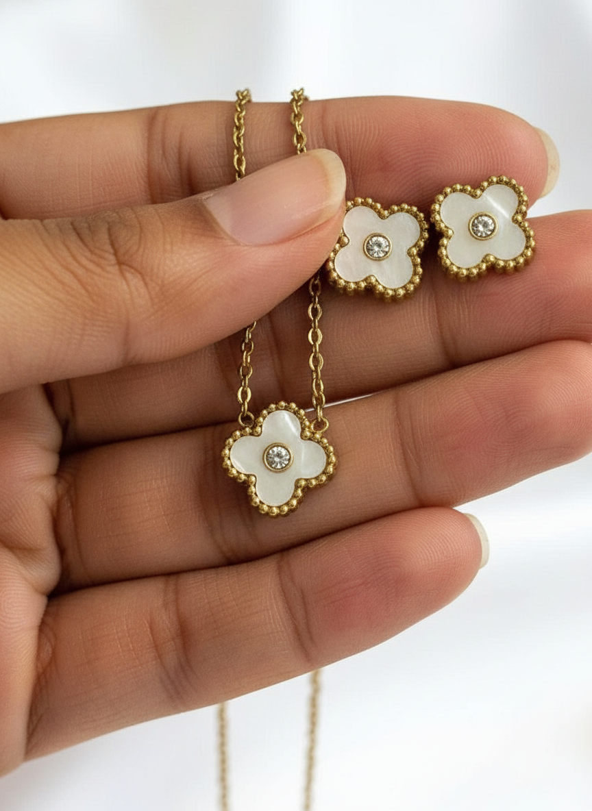 DIAMOND WHITE CLOVER CARTER NECKLACE