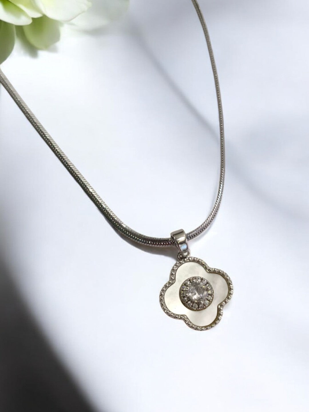 92.5 SILVER PLATED CHAIN WITH BRANDED WHITE CLOVER AND SHINY DIAMOND