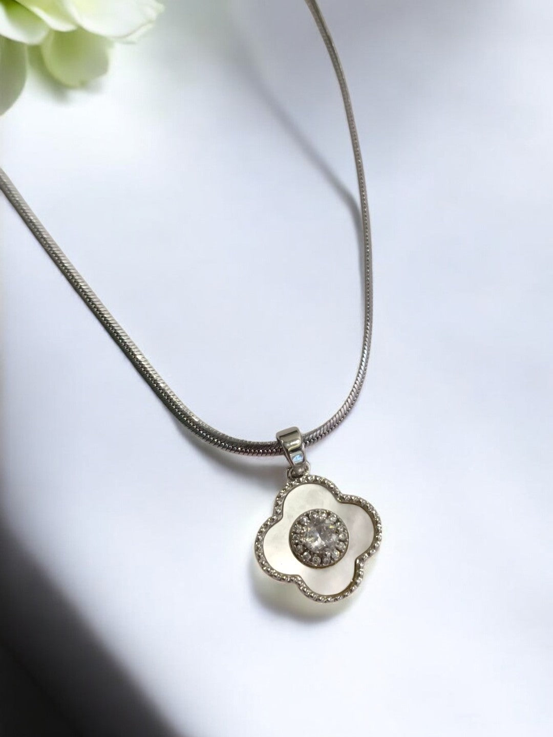 92.5 SILVER PLATED CHAIN WITH BRANDED WHITE CLOVER AND SHINY DIAMOND