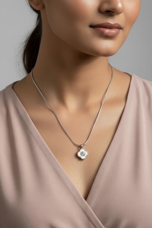 WHITE DIAMOND CLOVER EMBER NACKLACE