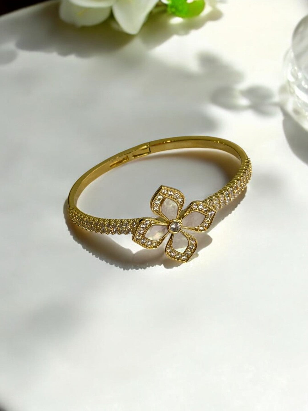 GOLDEN DIAMOND AND WHITE FLOWER AROUND DIAMOND