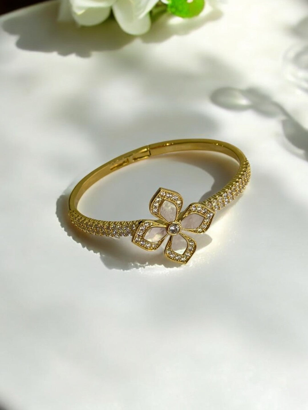 GOLDEN DIAMOND AND WHITE FLOWER AROUND DIAMOND