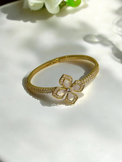 GOLDEN DIAMOND AND WHITE FLOWER AROUND DIAMOND
