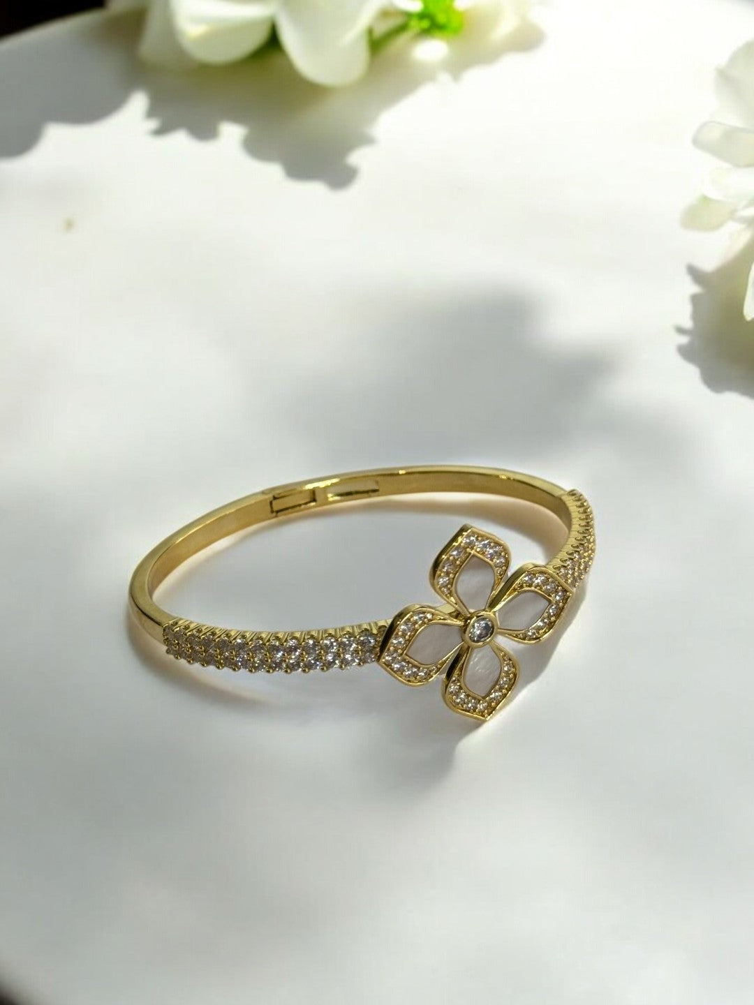 GOLDEN DIAMOND AND WHITE FLOWER AROUND DIAMOND