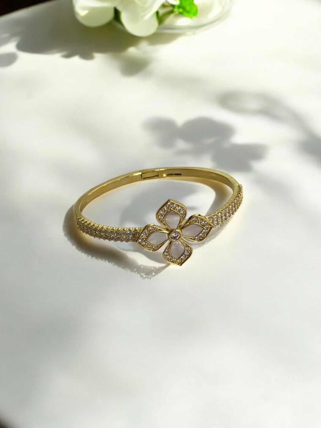 GOLDEN DIAMOND AND WHITE FLOWER AROUND DIAMOND