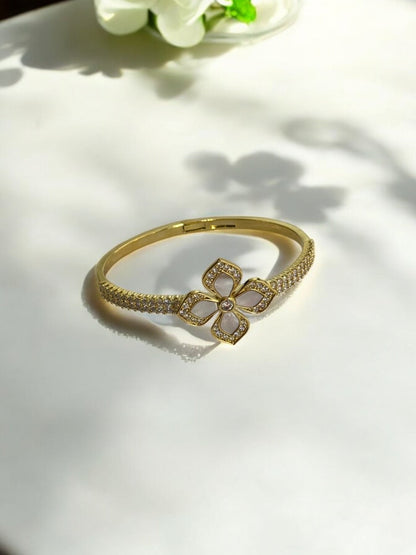 GOLDEN DIAMOND AND WHITE FLOWER AROUND DIAMOND