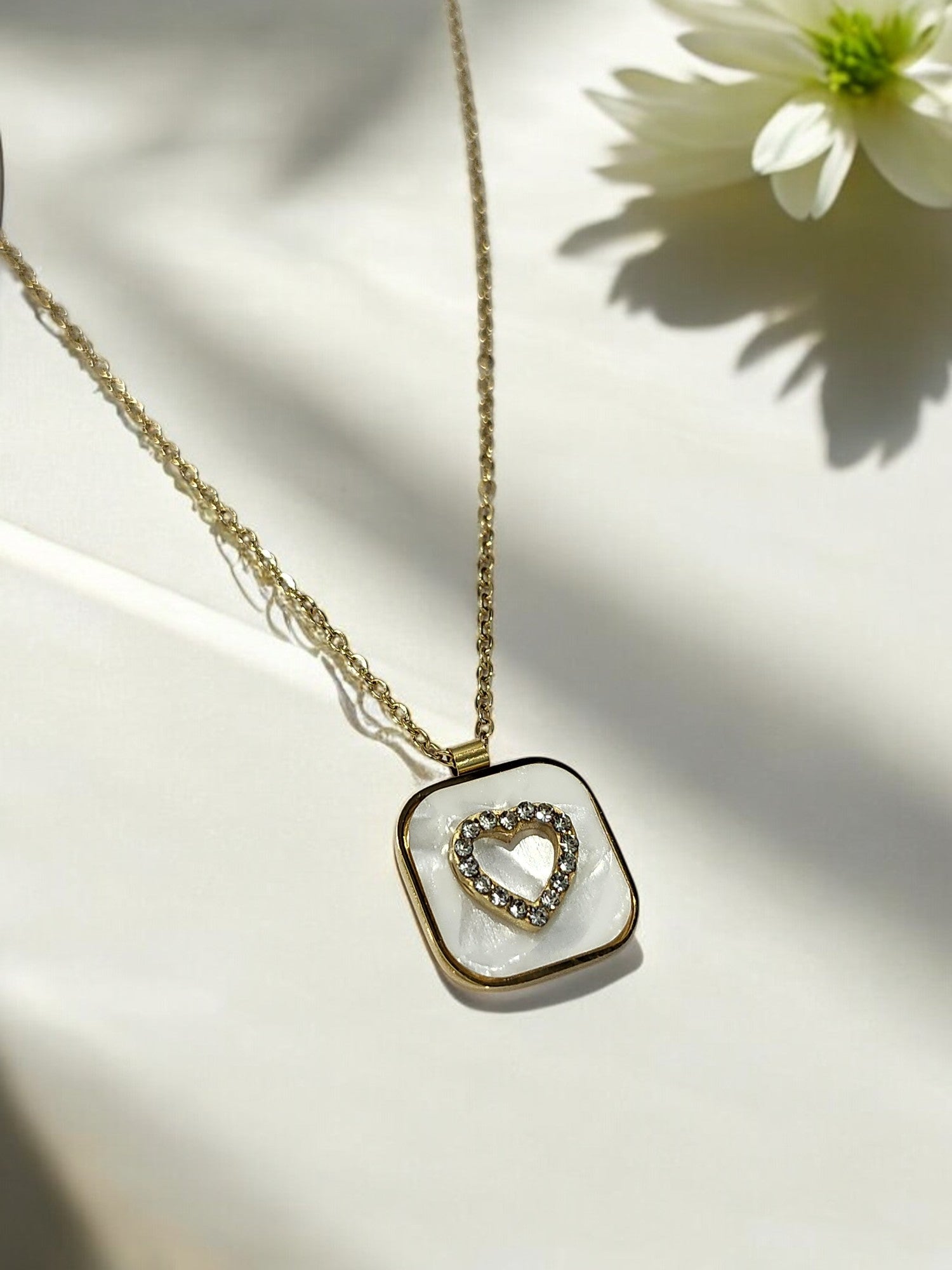 GOLDEN CHAIN WITH SHINY DIAMOND LIKE HEART SHAPE