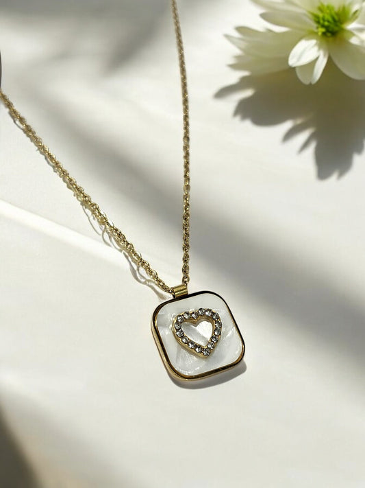 GOLDEN CHAIN WITH SHINY DIAMOND LIKE HEART SHAPE
