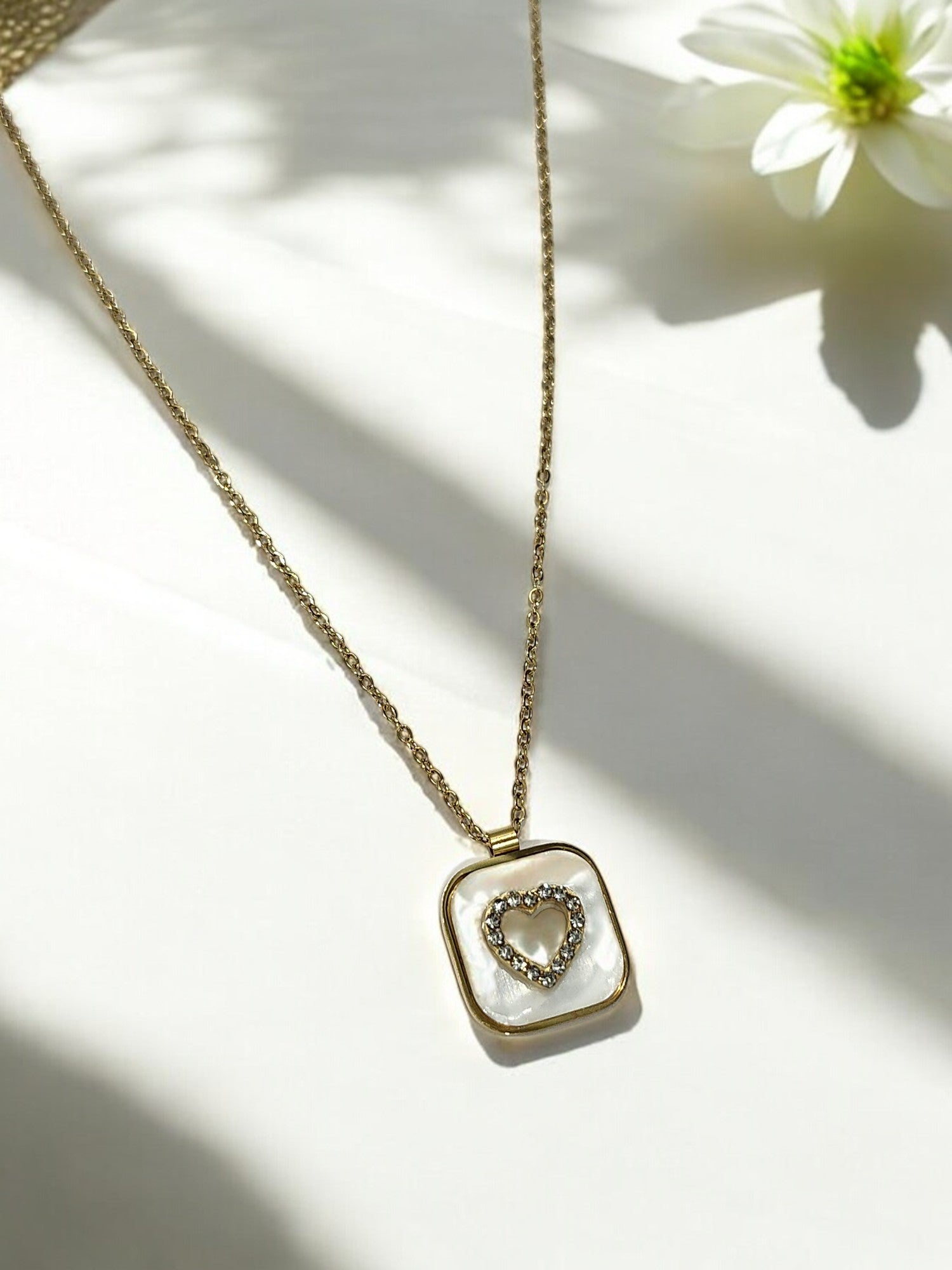 GOLDEN CHAIN WITH SHINY DIAMOND LIKE HEART SHAPE