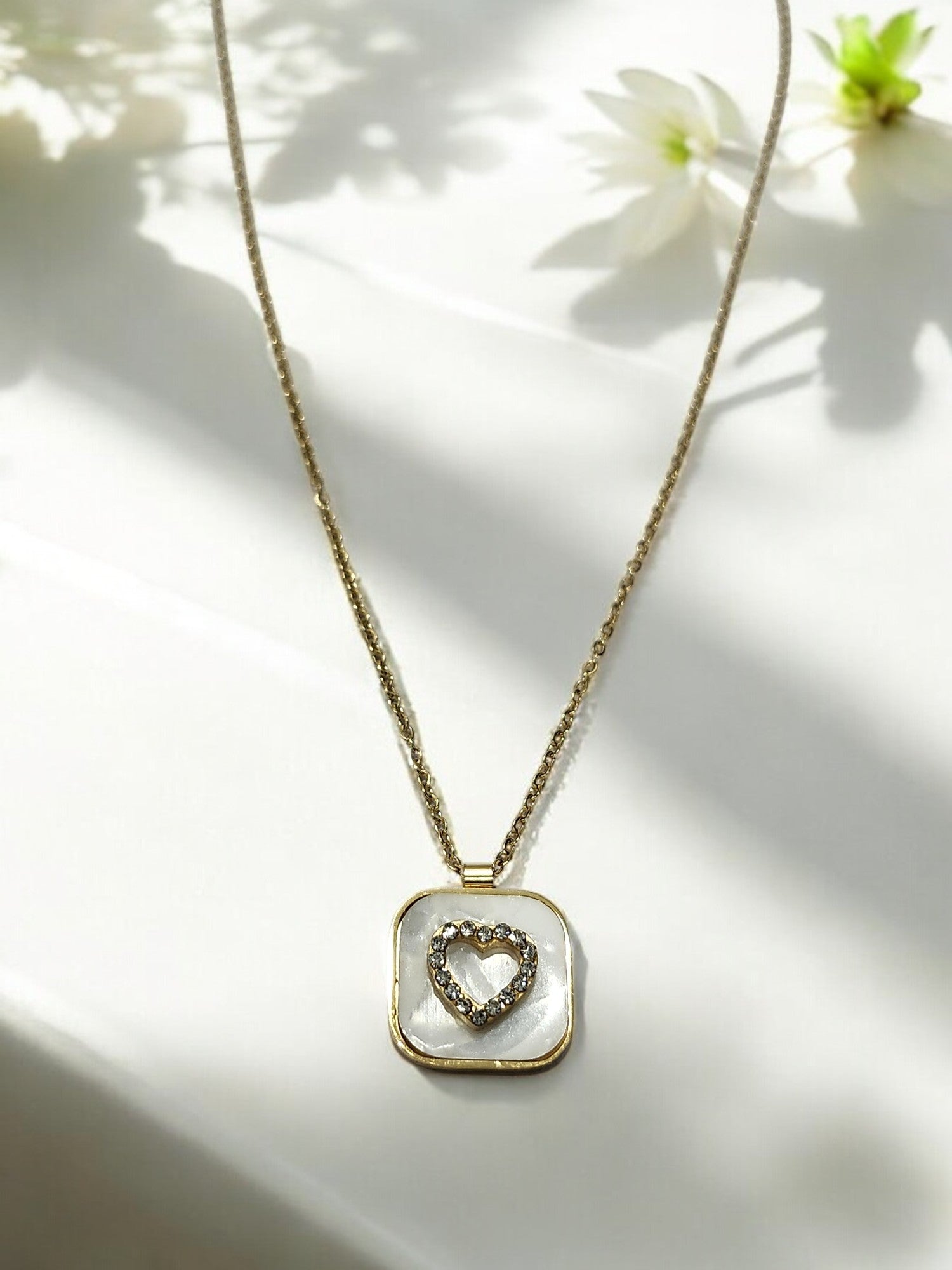 GOLDEN CHAIN WITH SHINY DIAMOND LIKE HEART SHAPE