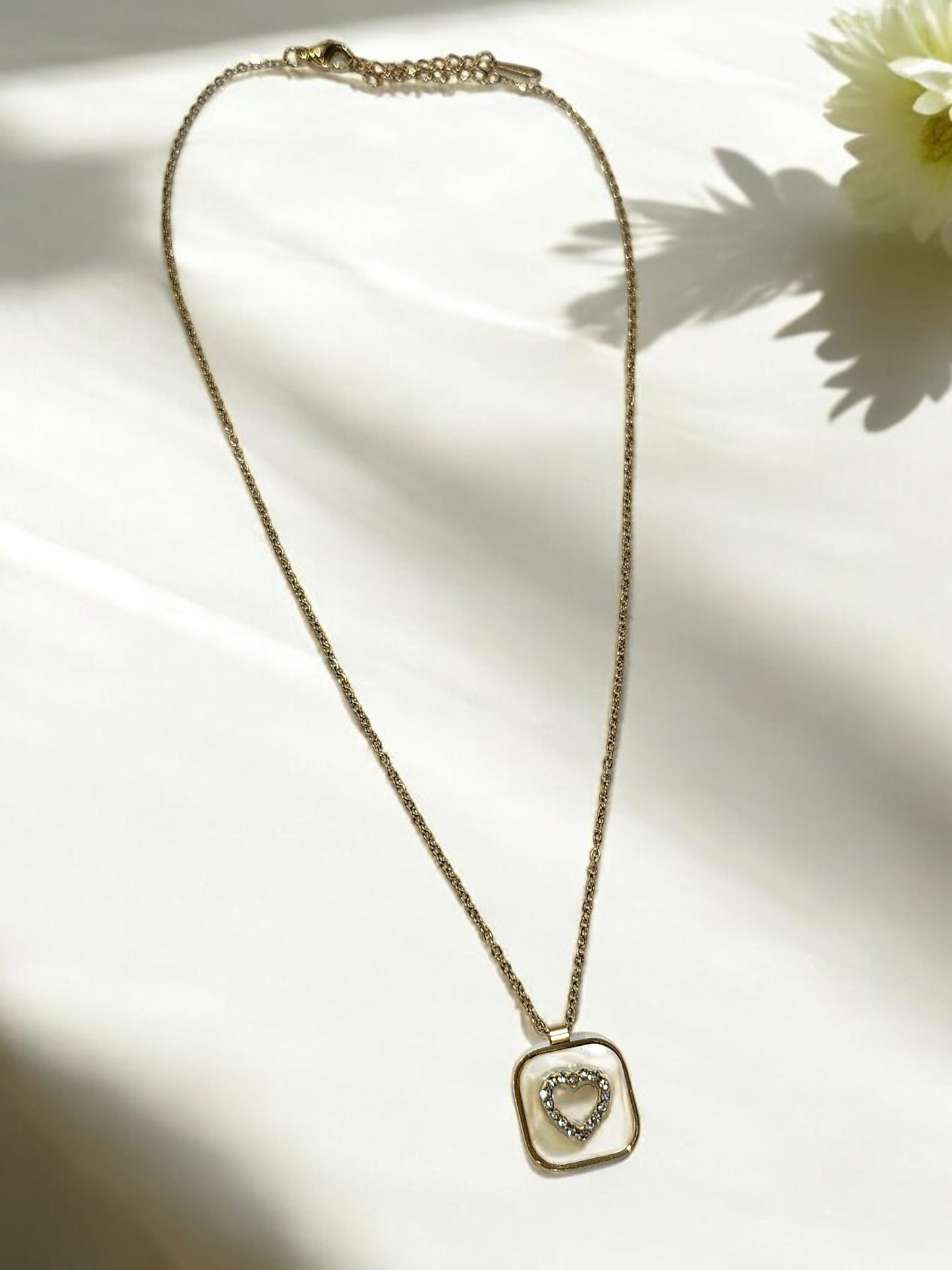 GOLDEN CHAIN WITH SHINY DIAMOND LIKE HEART SHAPE