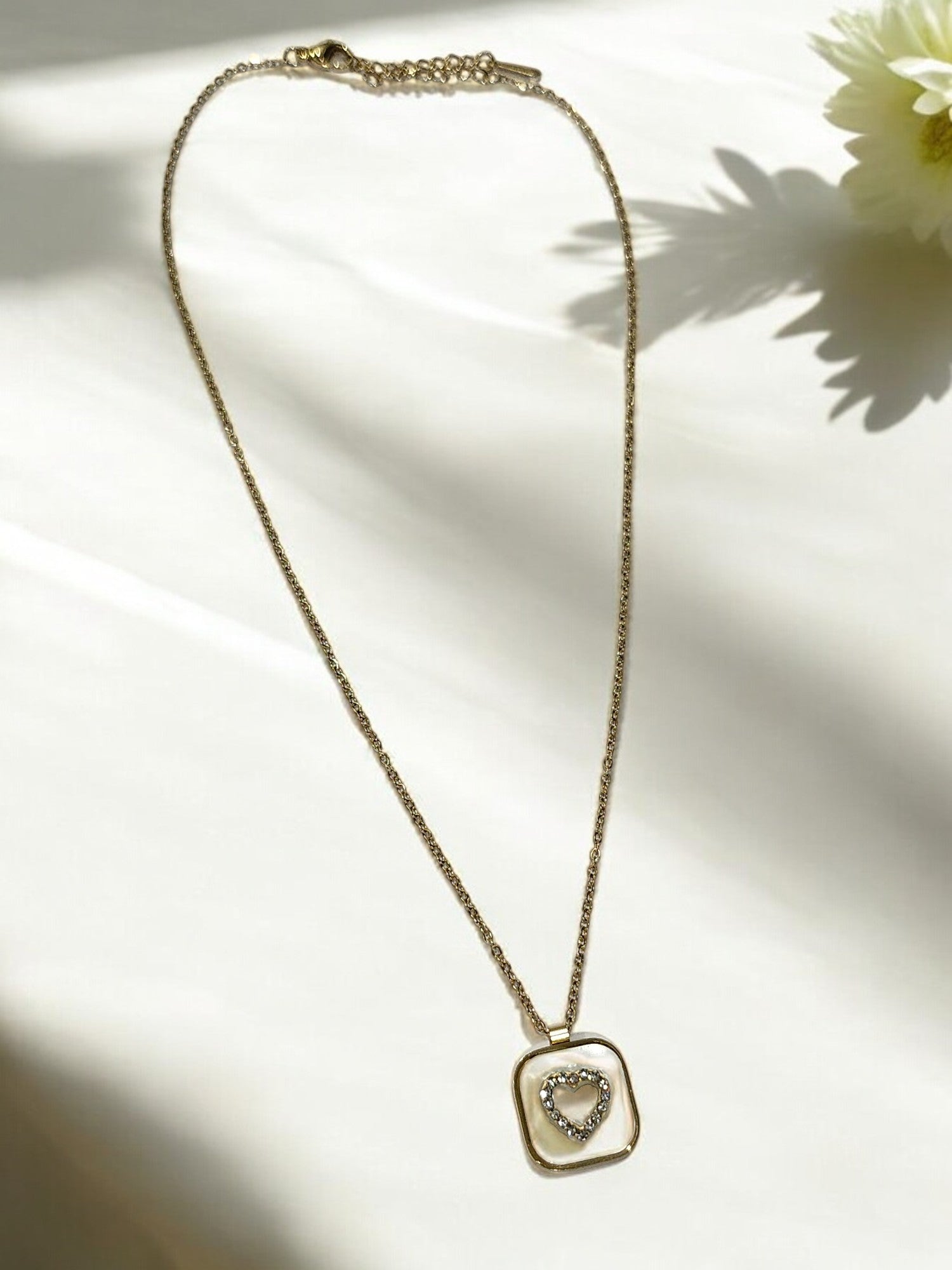 GOLDEN CHAIN WITH SHINY DIAMOND LIKE HEART SHAPE