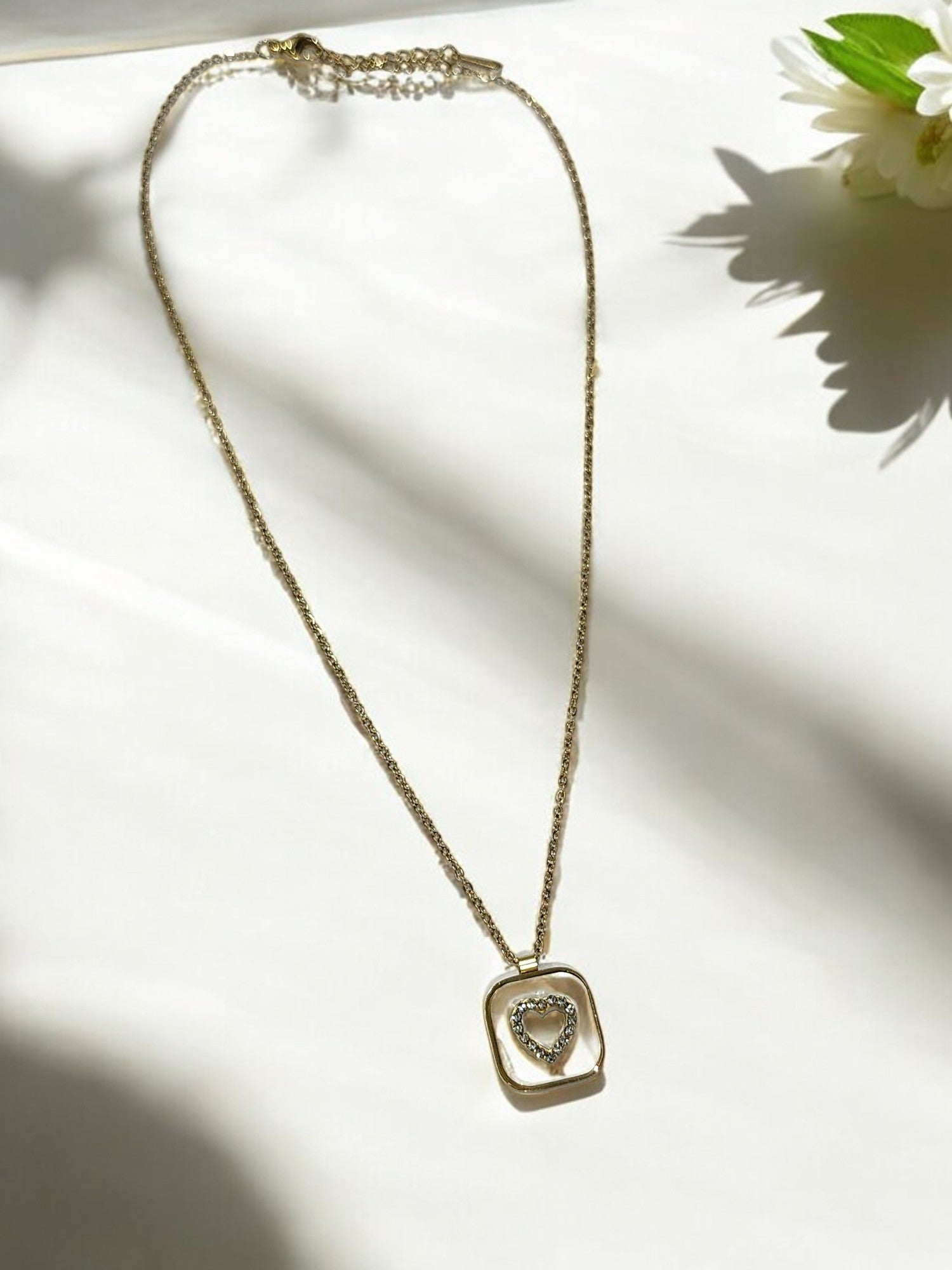 GOLDEN CHAIN WITH SHINY DIAMOND LIKE HEART SHAPE