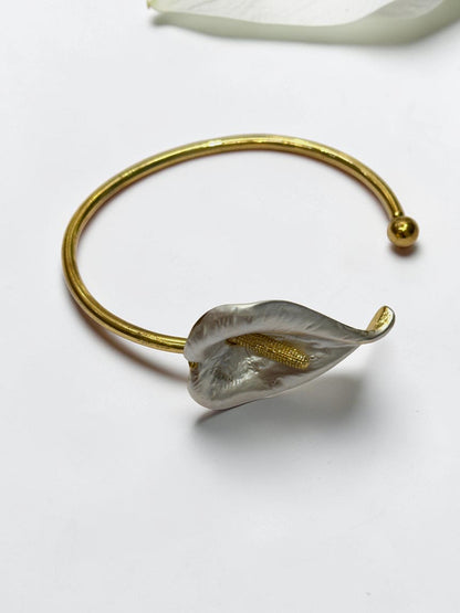 WHITE FLORAL PETAL VEERALY BRACELET (CUFF)