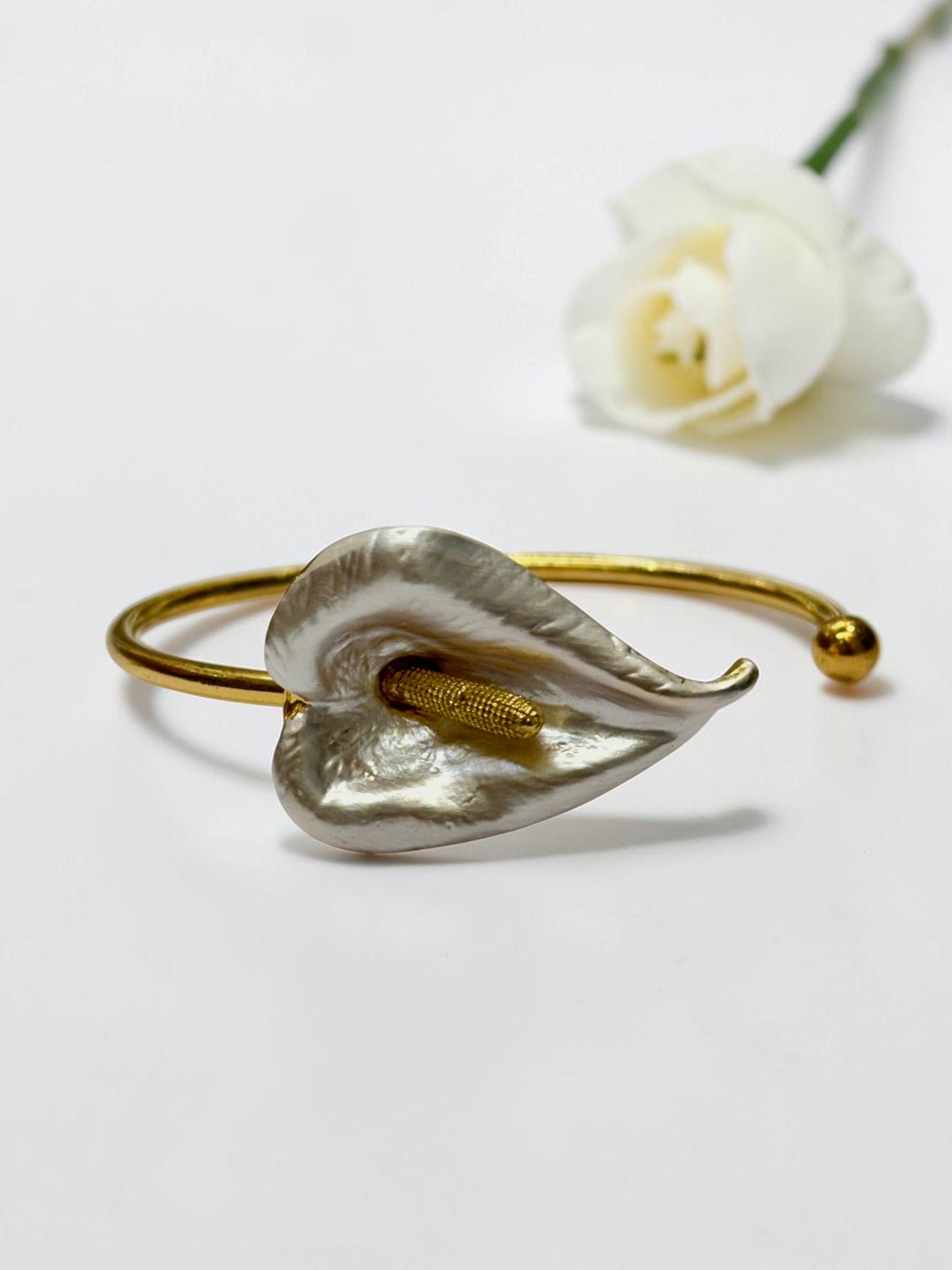 WHITE FLORAL PETAL VEERALY BRACELET (CUFF)