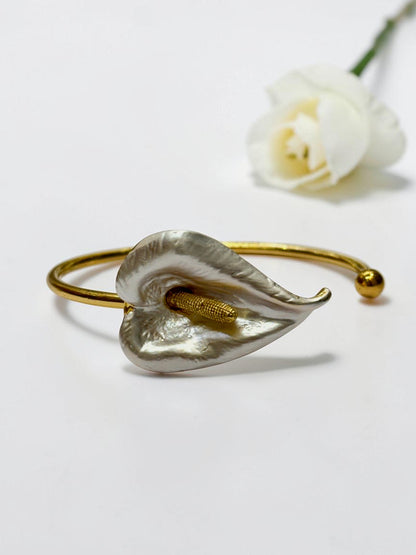 WHITE FLORAL PETAL VEERALY BRACELET (CUFF)