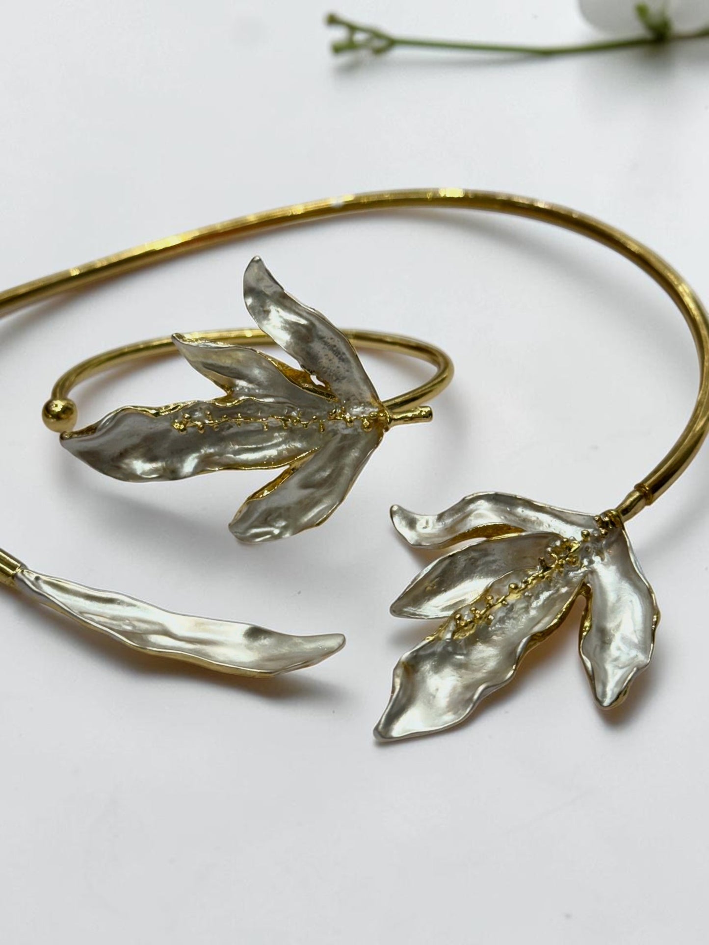 WHITE FLORAL TANYA NECKLACE AND BRACELET (COMBO)