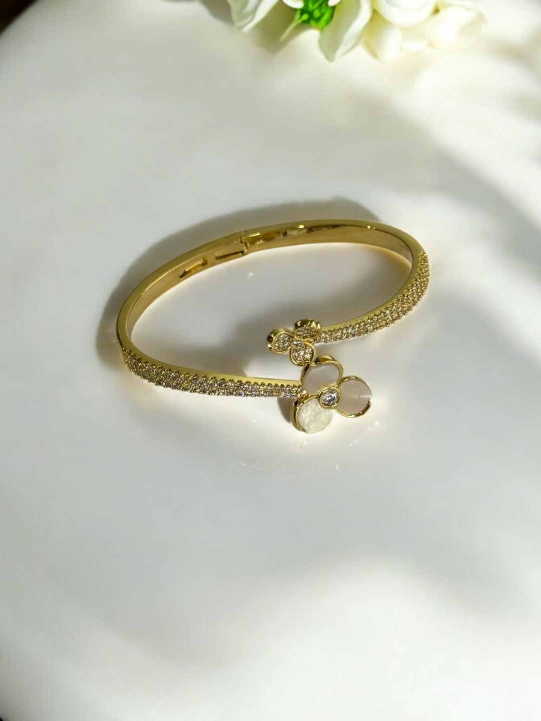 GOLDEN DIAMOND AND WHITE FLOWER 
