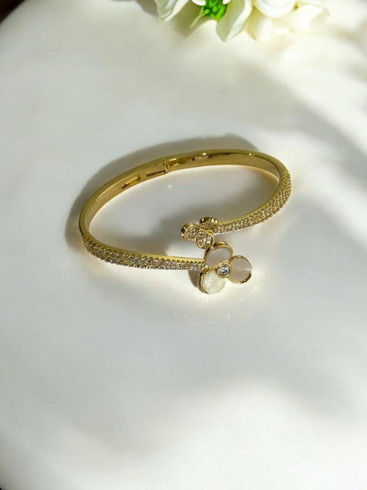 GOLDEN DIAMOND AND WHITE FLOWER 