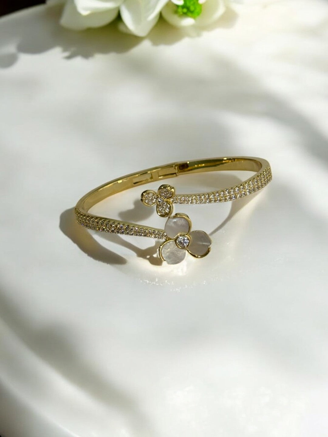 GOLDEN DIAMOND AND WHITE FLOWER 