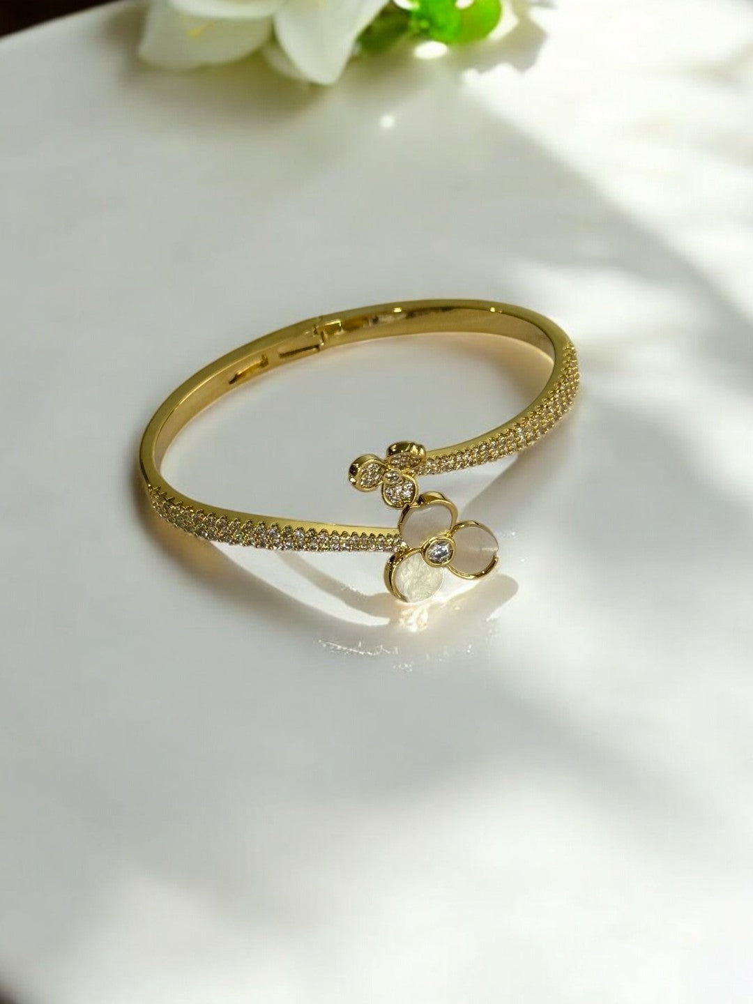 GOLDEN DIAMOND AND WHITE FLOWER 