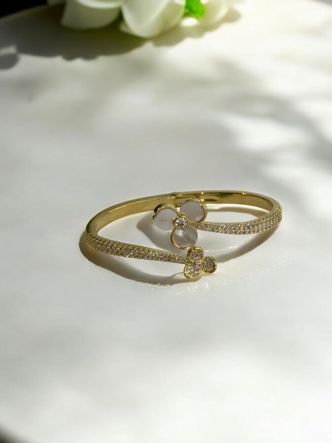 GOLDEN DIAMOND AND WHITE FLOWER 