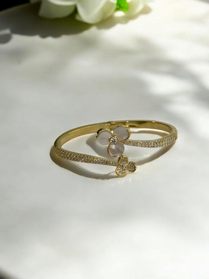 GOLDEN DIAMOND AND WHITE FLOWER 