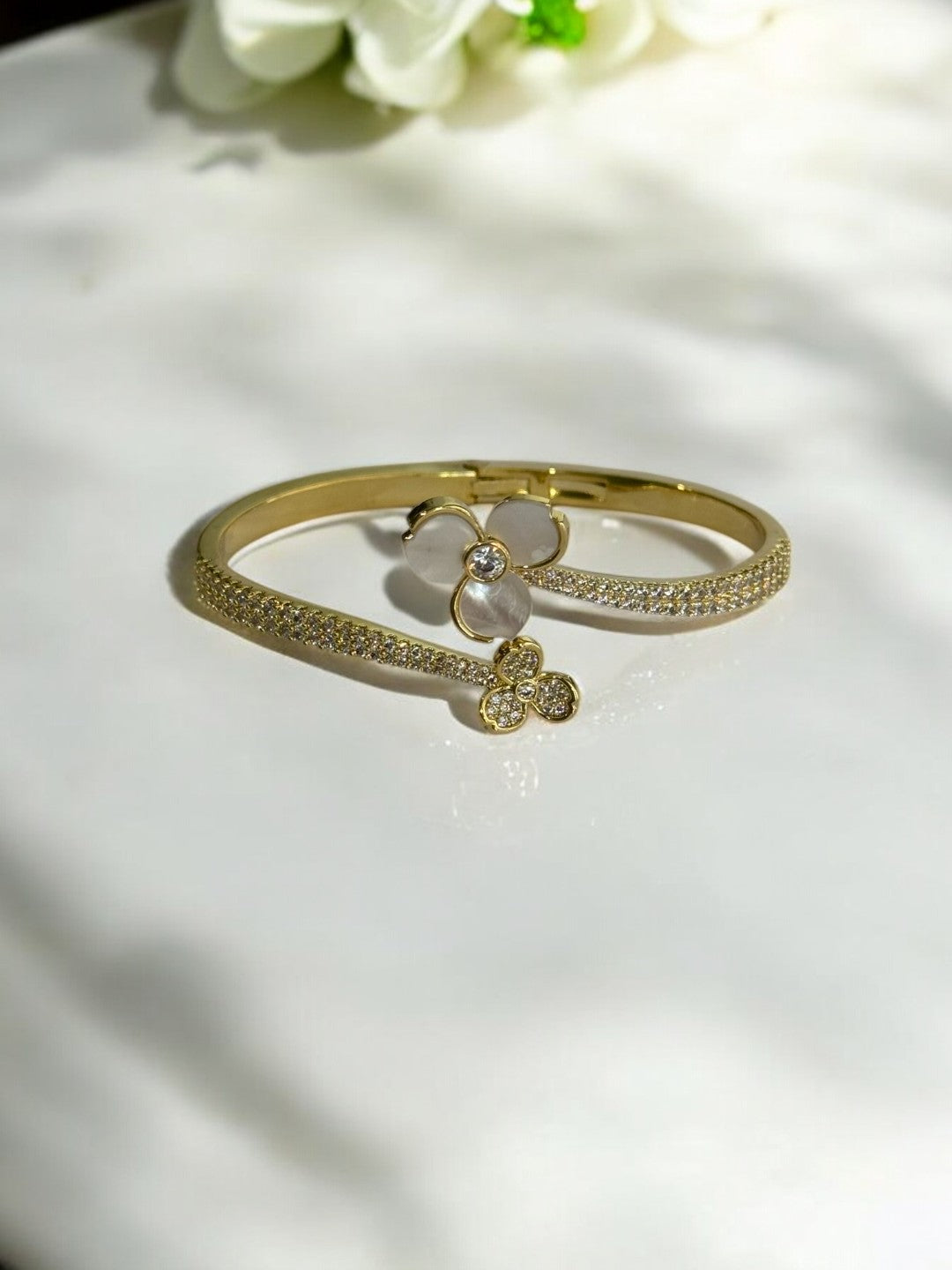GOLDEN DIAMOND AND WHITE FLOWER 