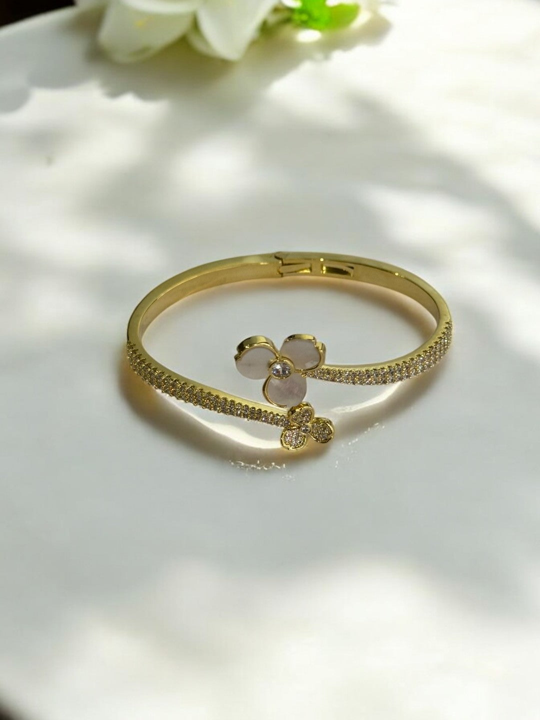 GOLDEN DIAMOND AND WHITE FLOWER 