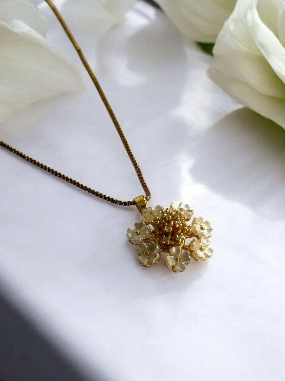 GOLDEN CHAIN WITH WHITE FLOWER PENDENT