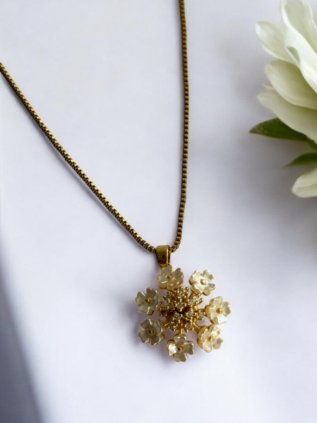 GOLDEN CHAIN WITH WHITE FLOWER PENDENT