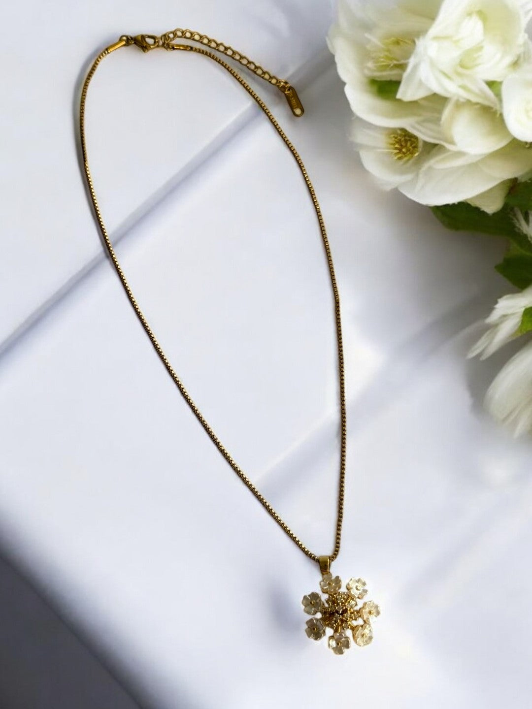 GOLDEN CHAIN WITH WHITE FLOWER PENDENT