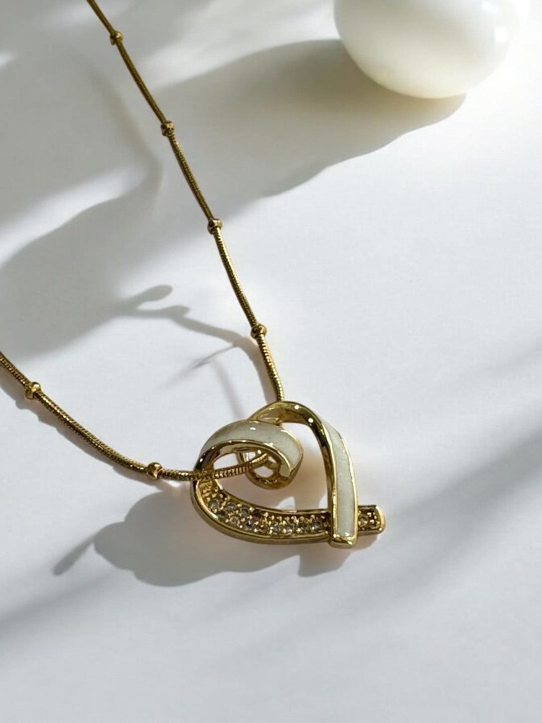 GOLDEN CHAIN WITH WHITE TWISTED DIAMOND HEART