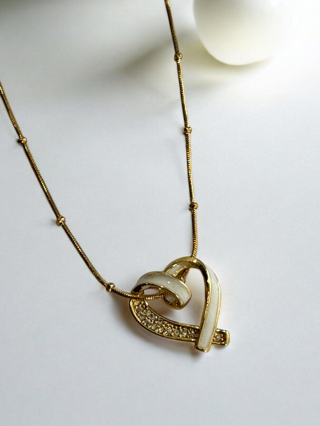 GOLDEN CHAIN WITH WHITE TWISTED DIAMOND HEART