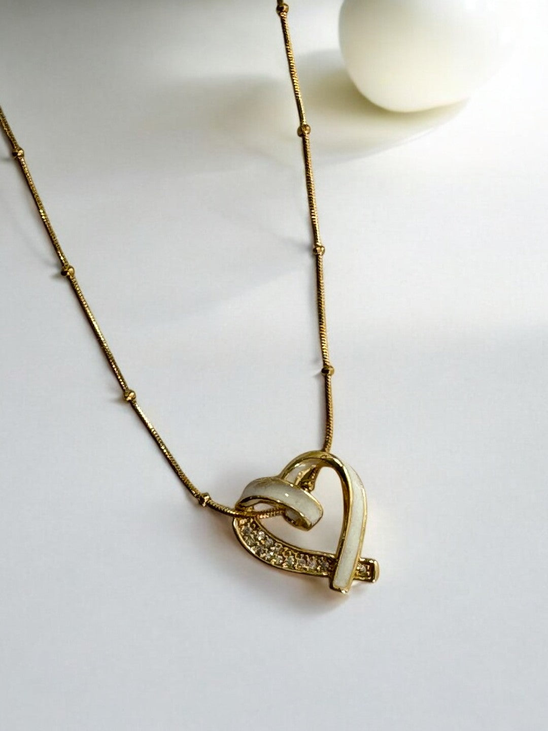 GOLDEN CHAIN WITH WHITE TWISTED DIAMOND HEART