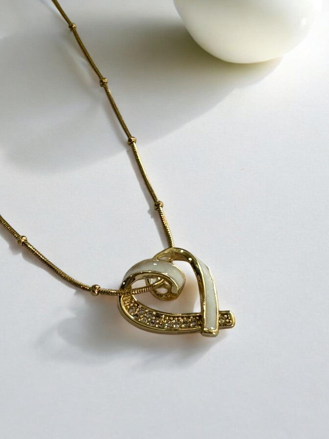 GOLDEN CHAIN WITH WHITE TWISTED DIAMOND HEART