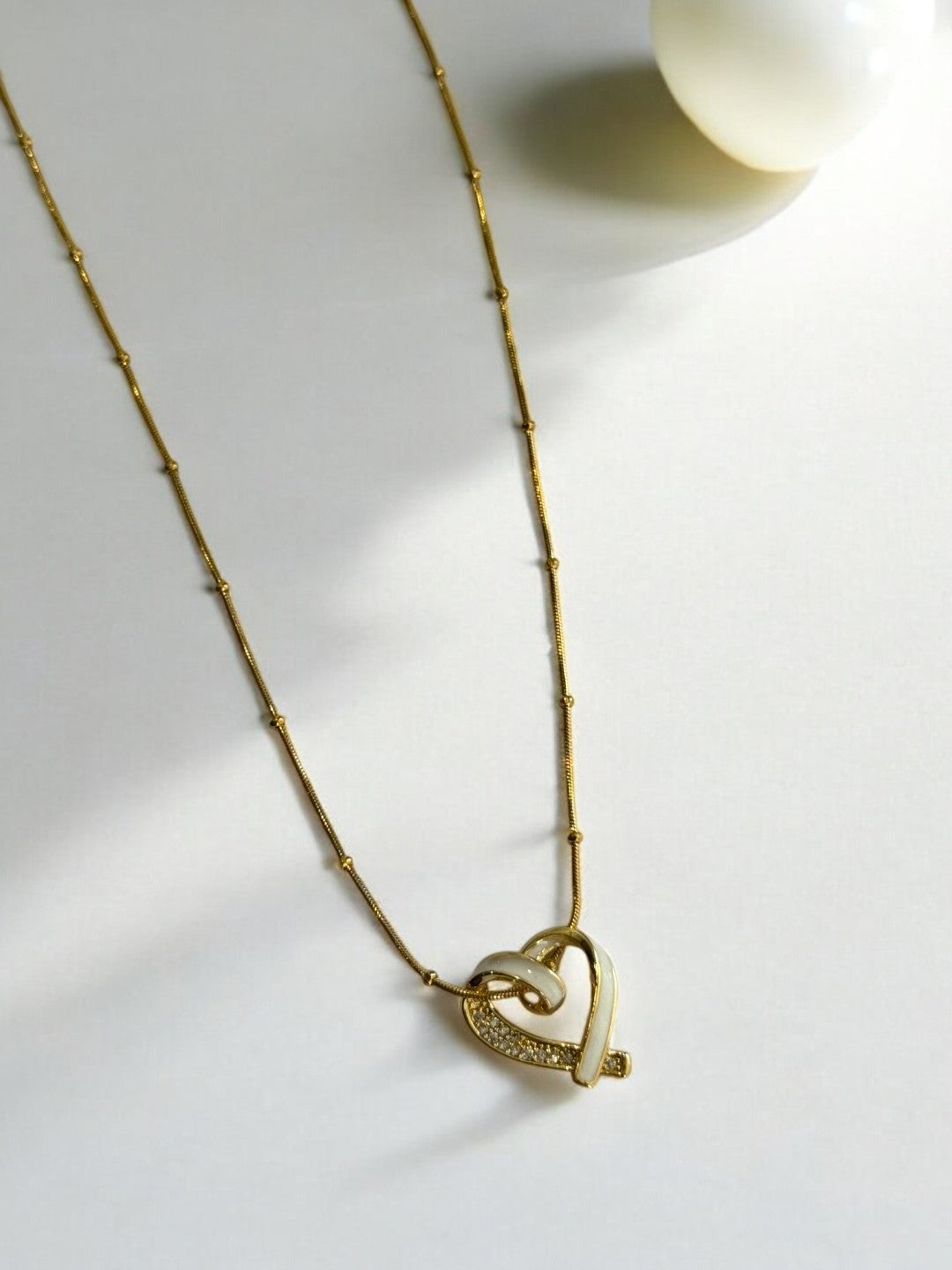 GOLDEN CHAIN WITH WHITE TWISTED DIAMOND HEART