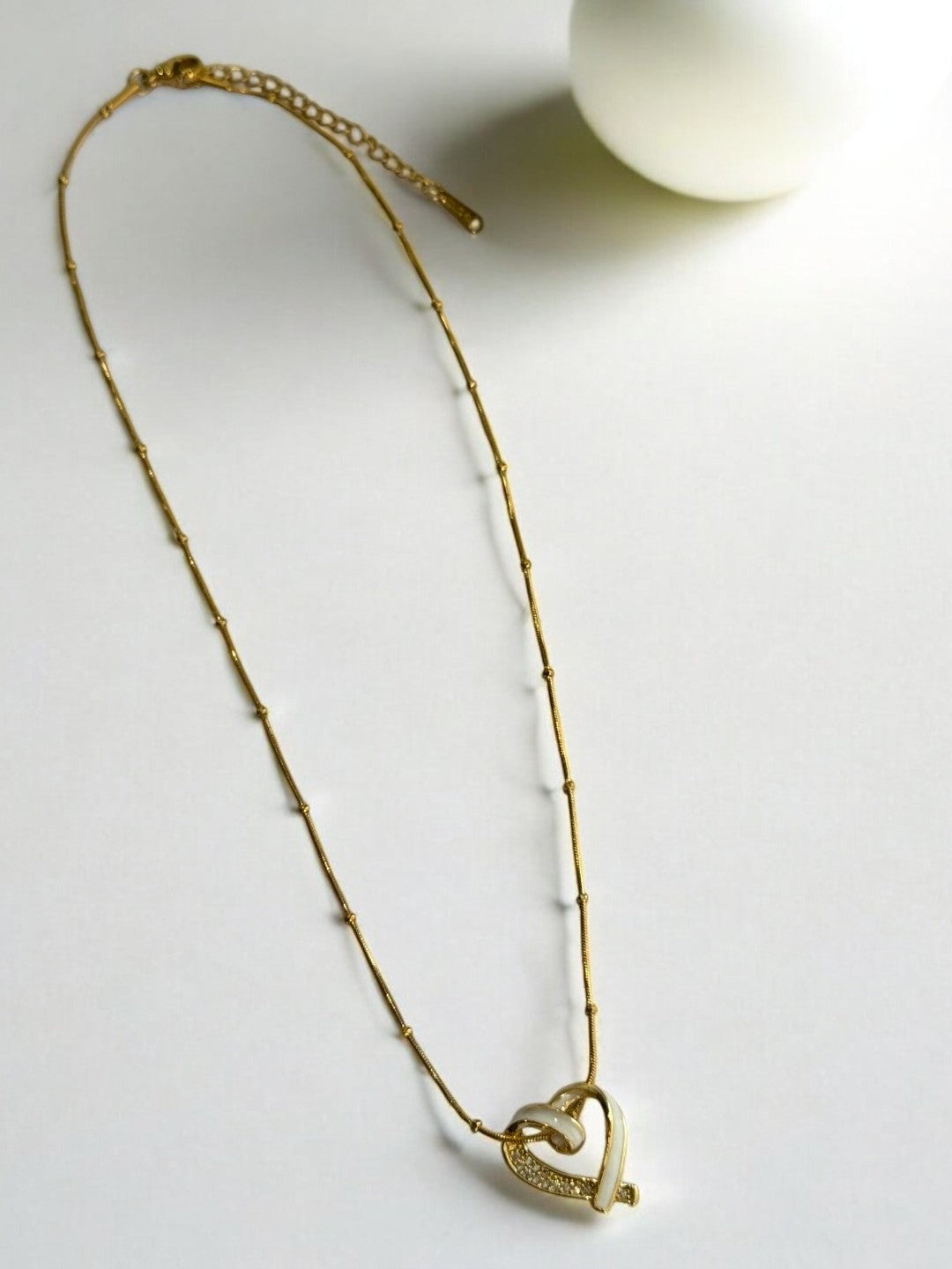 GOLDEN CHAIN WITH WHITE TWISTED DIAMOND HEART