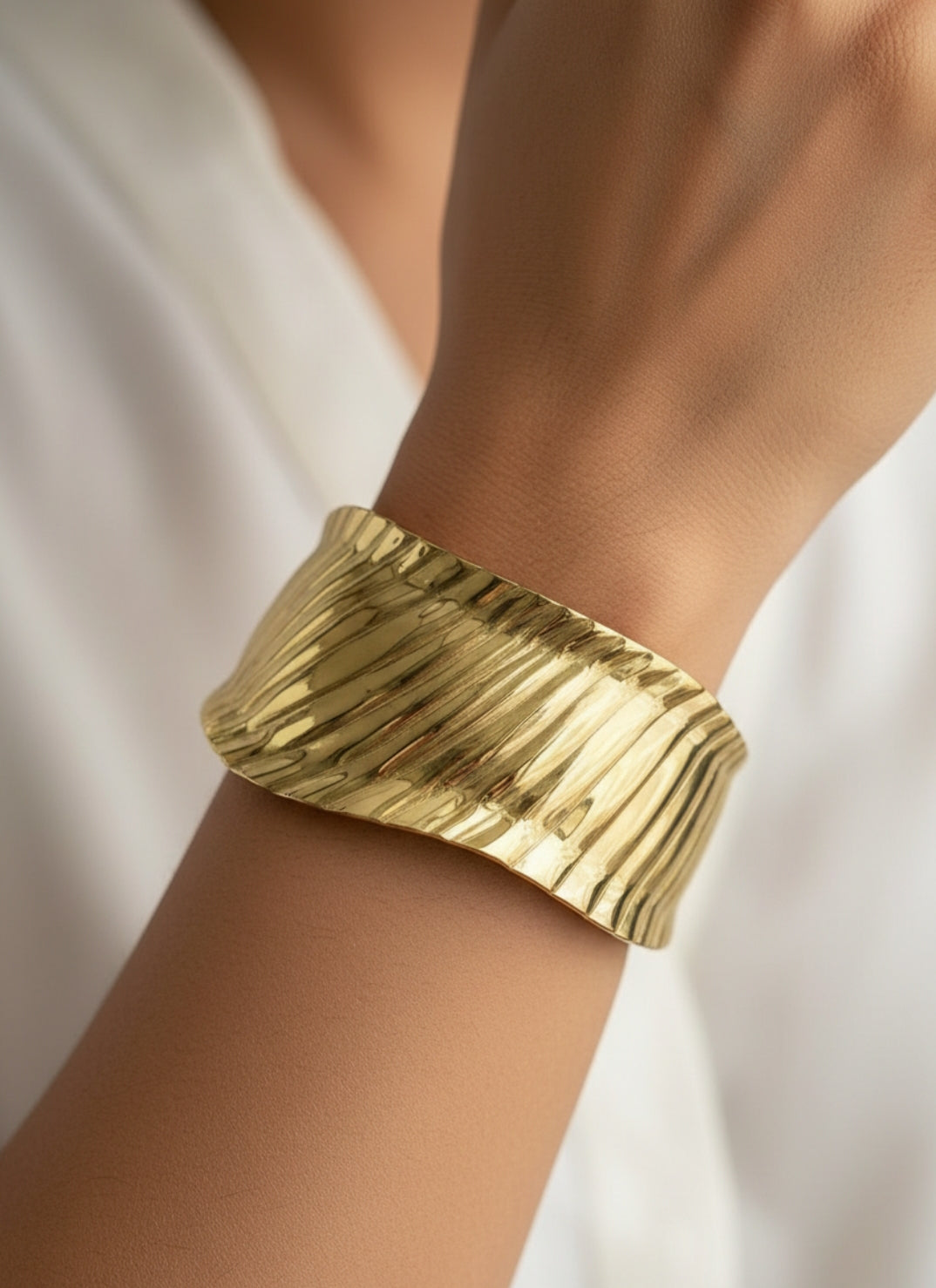 GOLDEN WAVE KAIVYA BRACELET (CUFF)